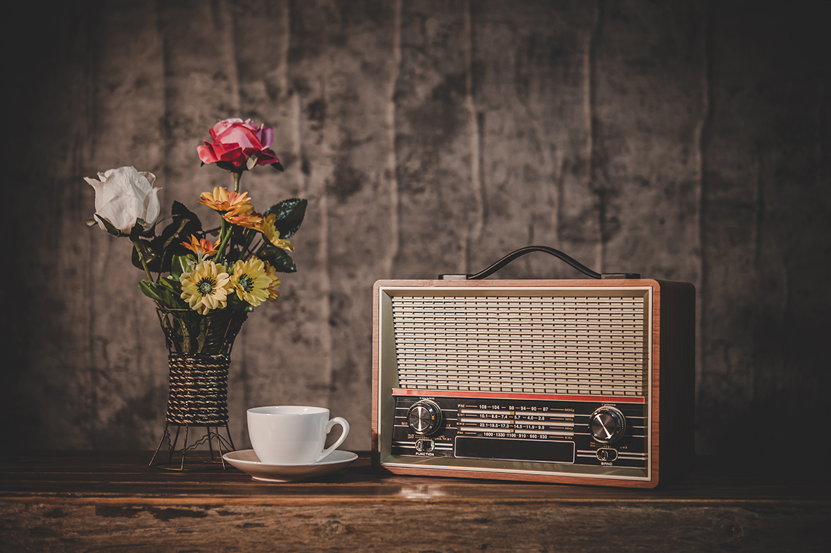 La dématérialisation retro radio receiver are still life with coffee cup and flower v